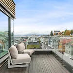 Luxury Downtown With 2 Bedrooms And 2 Bathrooms And Parking *