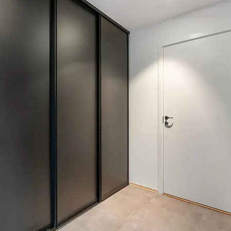 Luxury Downtown With 2 Bedrooms And 2 Bathrooms And Parking