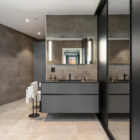 Luxury Downtown With 2 Bedrooms And 2 Bathrooms And Parking Apartment *