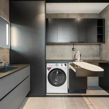Luxury Downtown With 2 Bedrooms And 2 Bathrooms And Parking *