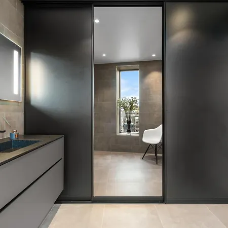 Luxury Downtown With 2 Bedrooms And 2 Bathrooms And Parking Apartment *