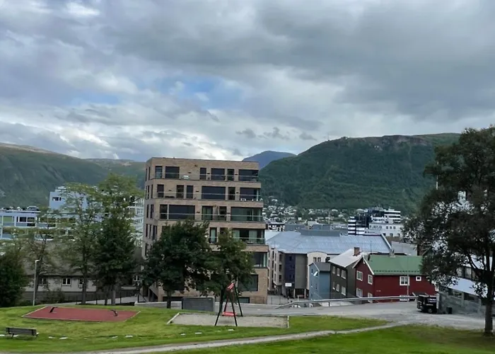 Luxury Downtown With 2 Bedrooms And 2 Bathrooms And Parking