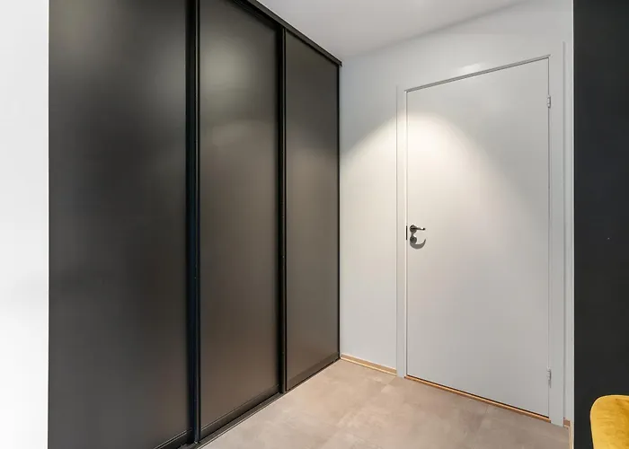 Luxury Downtown With 2 Bedrooms And 2 Bathrooms And Parking