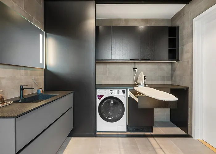 Luxury Downtown With 2 Bedrooms And 2 Bathrooms And Parking *